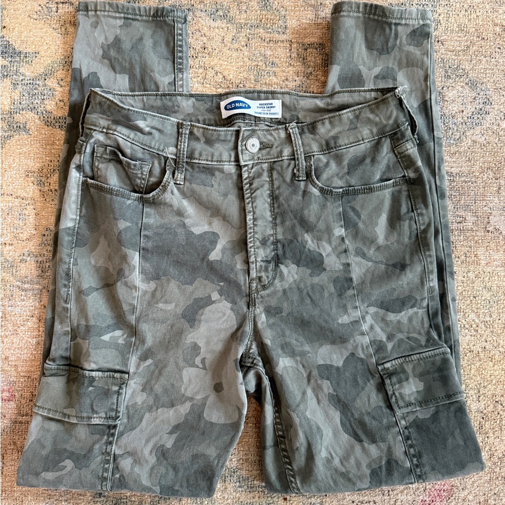 Old Navy Women’s Camouflage Skinny Stretchy Cargo Pants